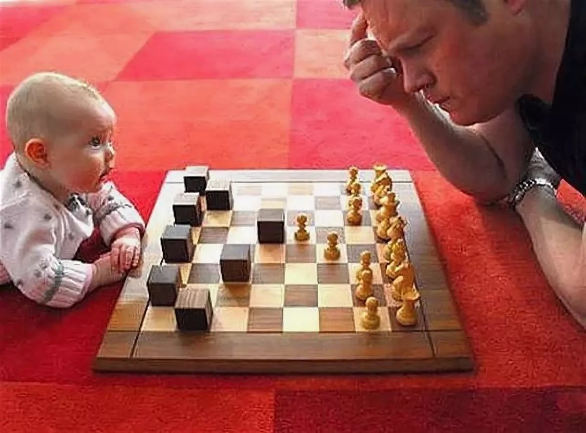 Папа играет в шахматы. Шахматы для детей. Шахматы и шашки. Прикольные шахматы. Шашки для детей.