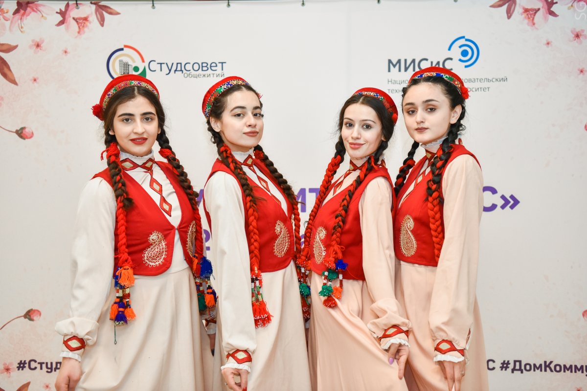Вчера многонациональная семья НИТУ «МИСиС» отметила наступление нового года по солнечному календарю — в общежитии «Дом-Коммуна» состоялся весенний праздник Навруз
