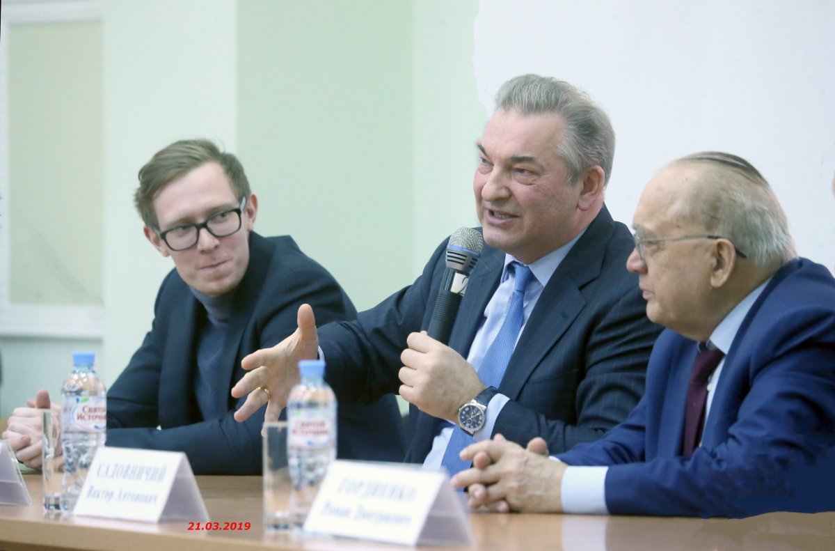 Состоялась встреча студентов МГУ с легендарным хоккеистом, президентом Федерации хоккея России Владиславом Третьяком.