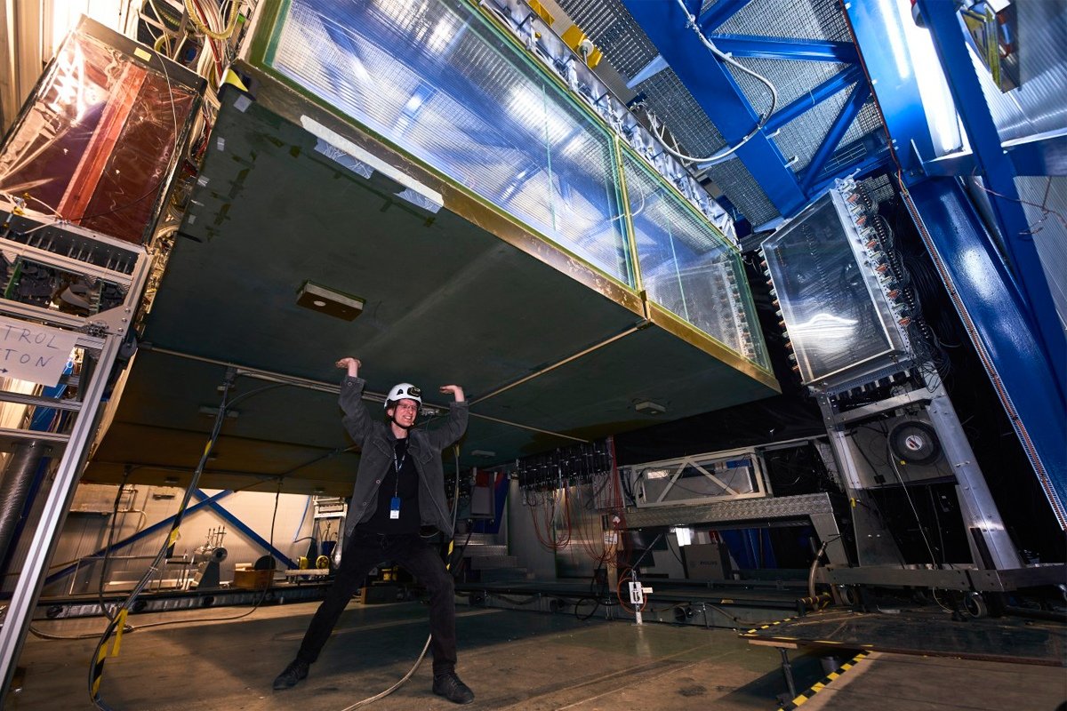 Учёные вместе с коллегами по научному проекту NA61/SHINE в CERN провели первые прямые измерения очарованных частиц в области предполагаемого порога образования кварк-глюонной плазмы – материи ранней Вселенной