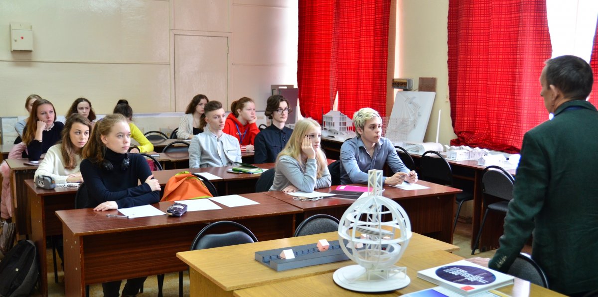 Продолжается "Весенняя школа ЯГТУ". Второй день погрузил школьников в изучение специфики предметов пяти тематических школ.