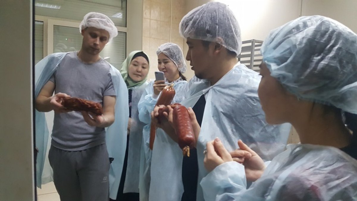 Студентам КазАТУ провели мастер-класс по приготовлению колбасы Студентам КазАТУ провели мастер-класс по приготовлению колбасы