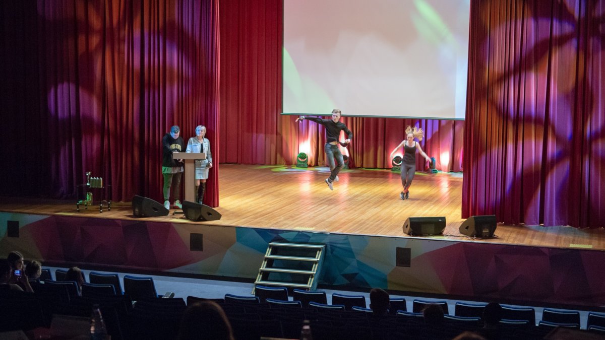 28 марта в концертном зале Российского университета кооперации прошел творческий конкурс «HOODРУК», в котором приняли участие студенты колледжа, учащиеся факультета высшего образования, а также сотрудники и преподаватели Университета.