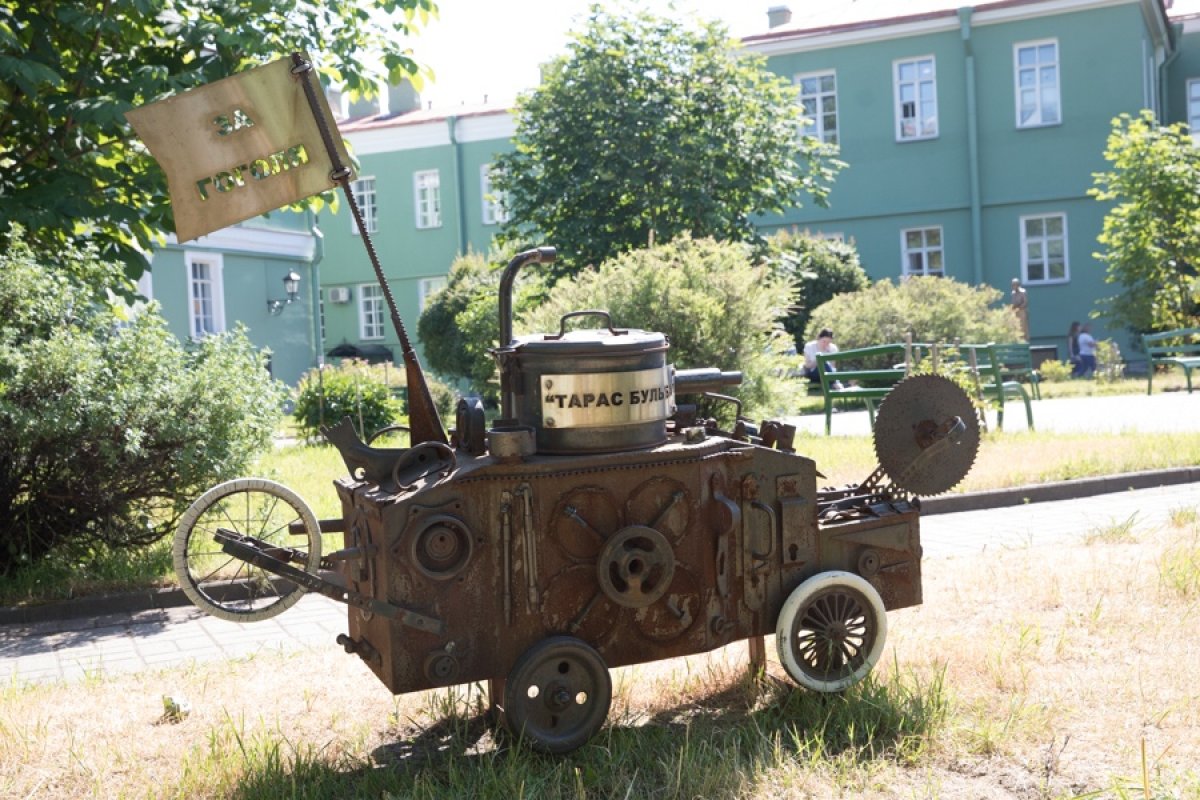 Николай Гоголь работал в нашем Университете адъюнкт-профессором на кафедре всеобщей истории. И в университетском дворике есть две скульптуры, посвящённые писателю Николай Гоголь работал в нашем Университете адъюнкт-профессором на кафедре всеобщей истории. И в университетском дворике есть две скульптуры, посвящённые писателю