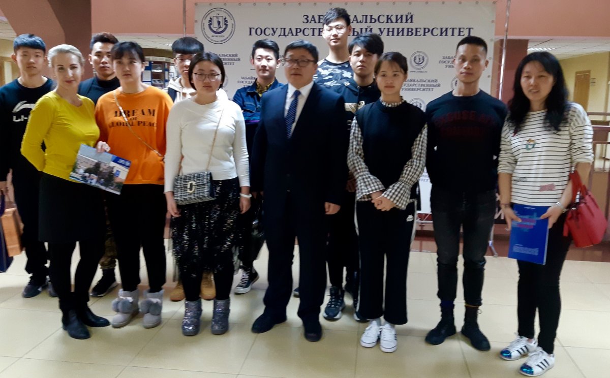 1 апреля в рамках межвузовской обменной программы в ЗабГУ приехали 13 студентов и преподаватель из Шэньянского политехнического института (КНР) для прохождения краткосрочной стажировки на факультете технологии, транспорта и связи.
