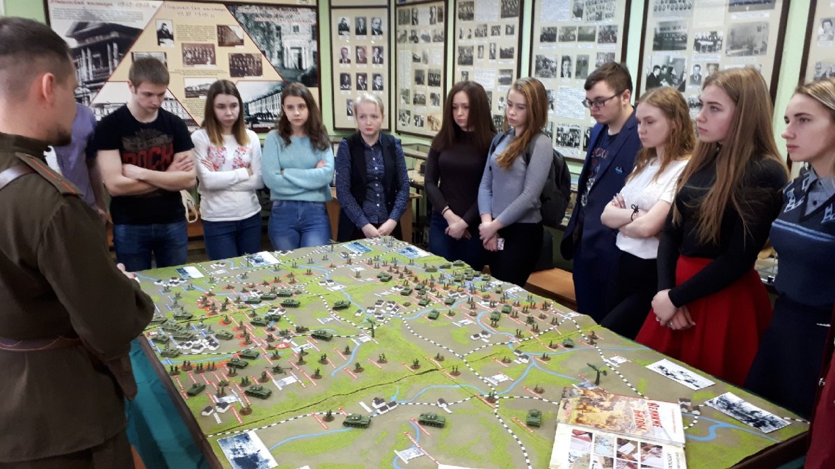 Выставку-диораму «Курская дуга» в посетили студенты Института истории и филологии