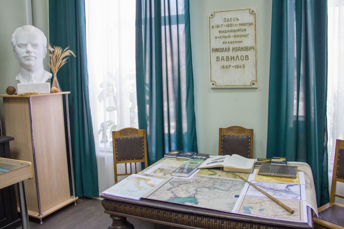 Мемориальный кабинет-музей Н.И.Вавилова в нашем университете был открыт к 100-летию со дня рождения ученого. В нем собраны уникальные прижизненные издания трудов ученого с дарственными подписями, подлинные предметы мебели и многое другое.