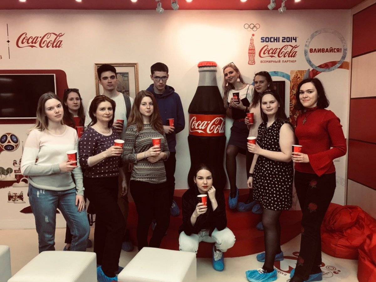 4 апреля студенты Герценовского университета посетили завод Coca-cola. В ходе экскурсии гости узнали историю создания известного напитка, ознакомились с особенностями его производства и побывали в цехе, где лимонад разливают.