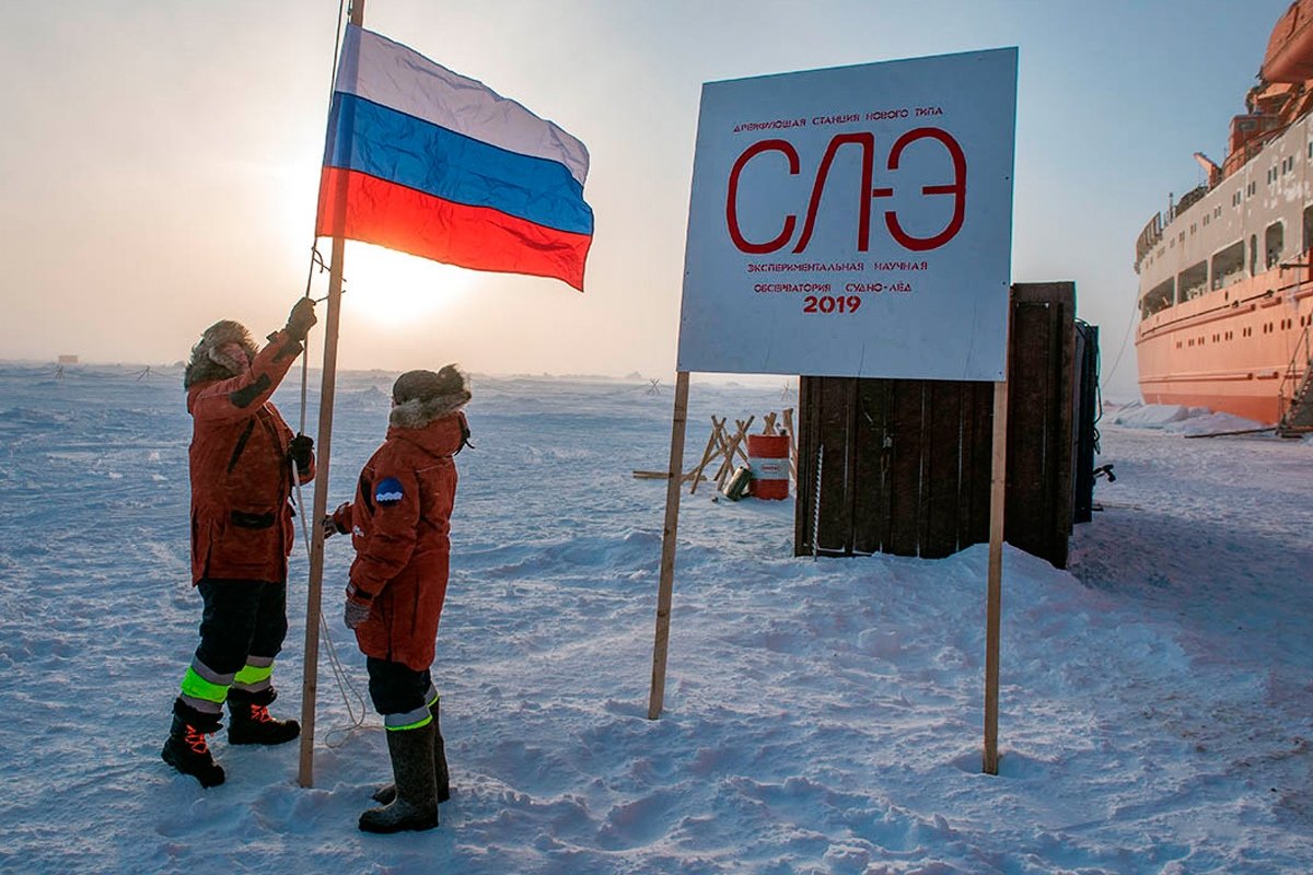 Выпускник нашего Университета Василий Кустов поднял флаг России над станцией в Баренцевом море! Выпускник нашего Университета Василий Кустов поднял флаг России над станцией в Баренцевом море!