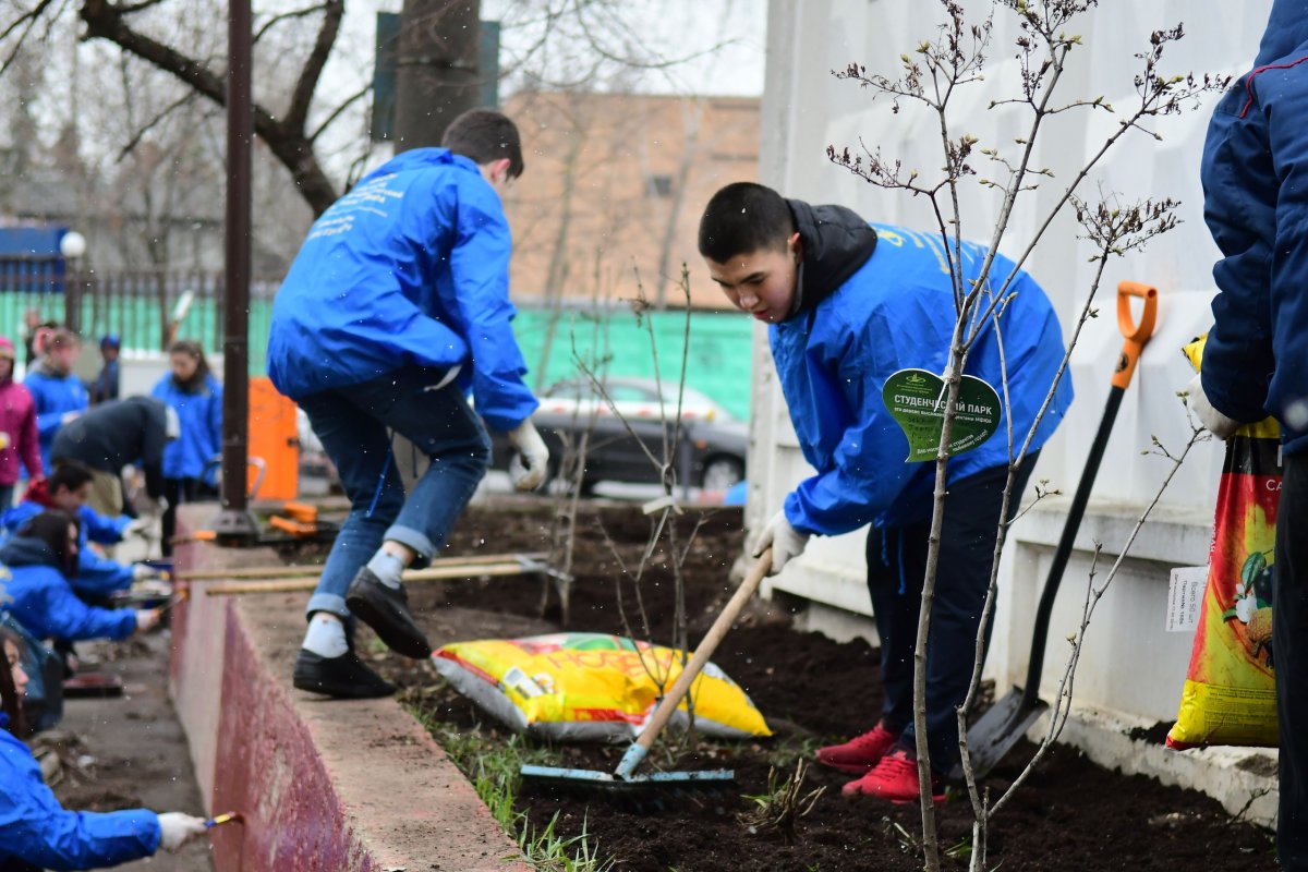 Более 1,3 миллиона человек вышли 13 апреля на субботники в Москве. В том числе и студенты МФЮА!