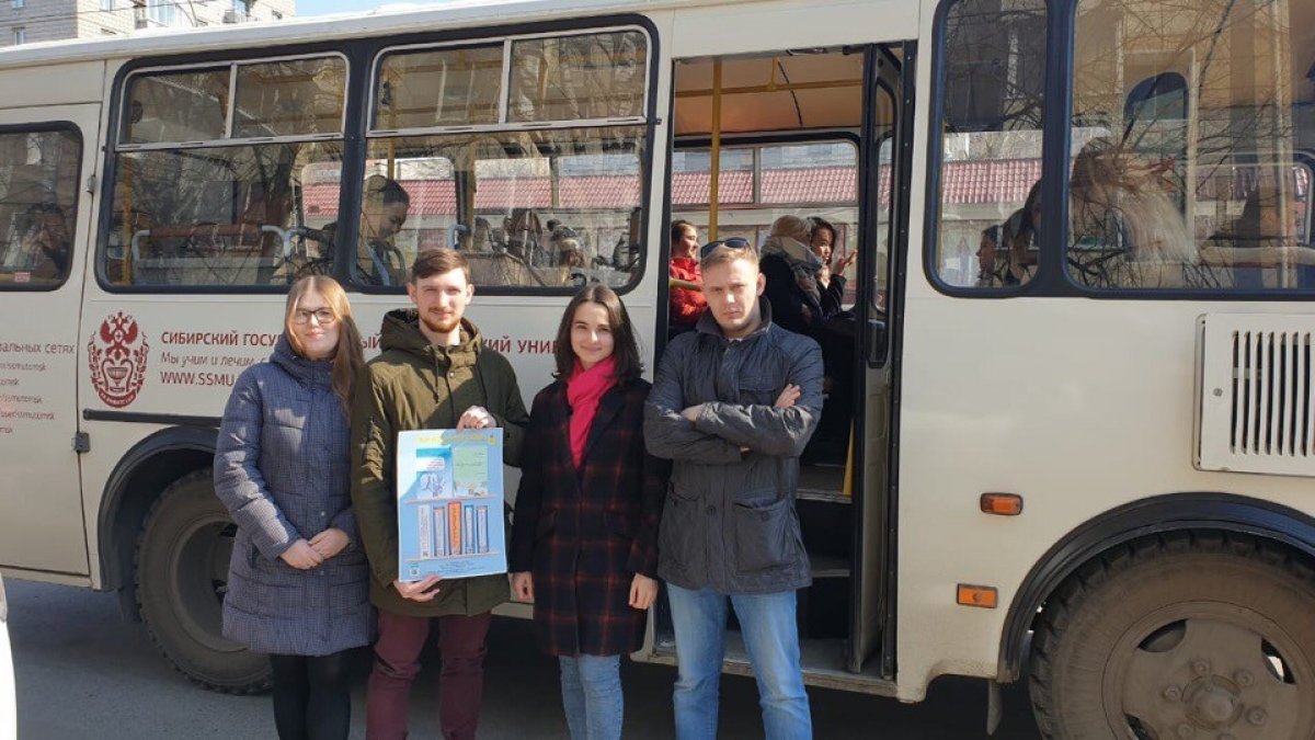 А вы могли подумать, что обычный автобус 🚌 станет мобильной полкой полезных книг на колесах? Мы – да! 😃 В автобусе СибГМУ была организована мобильная полка.