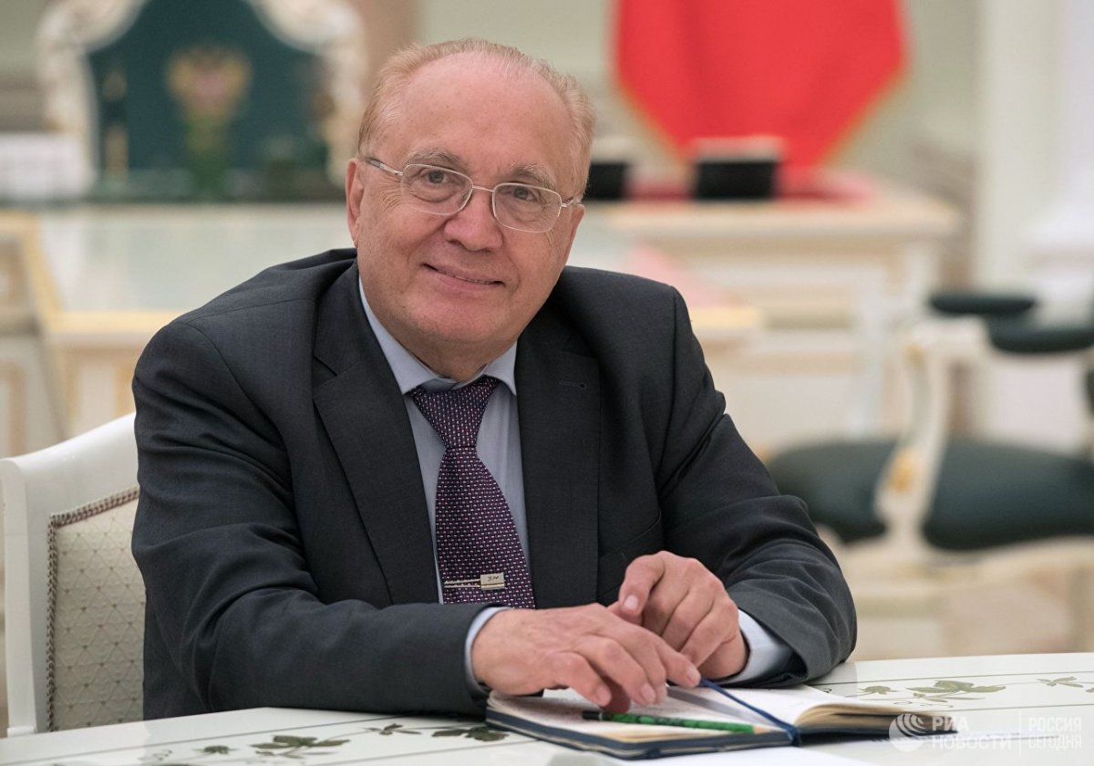 Владимир Путин наградил ректора МГУ Виктора Садовничего орденом «За заслуги перед Отечеством первой степени» - за выдающийся вклад в развитие отечественного образования и многолетнюю научно-преподавательскую деятельность