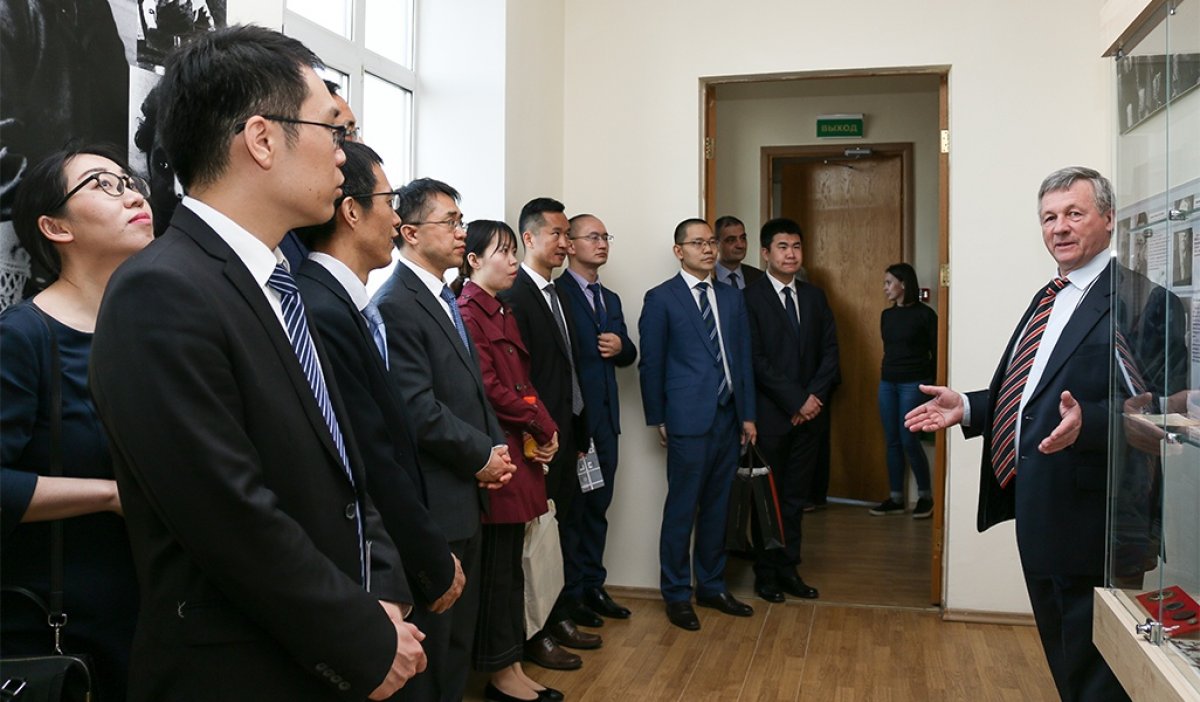 20 апреля в рамках сотрудничества между китайским посольством и университетом для представителей посольства провели экскурсию по историческим памятникам вуза🇨🇳🇷🇺