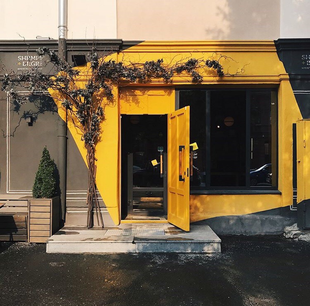 Может, креветок? Или бургеров?