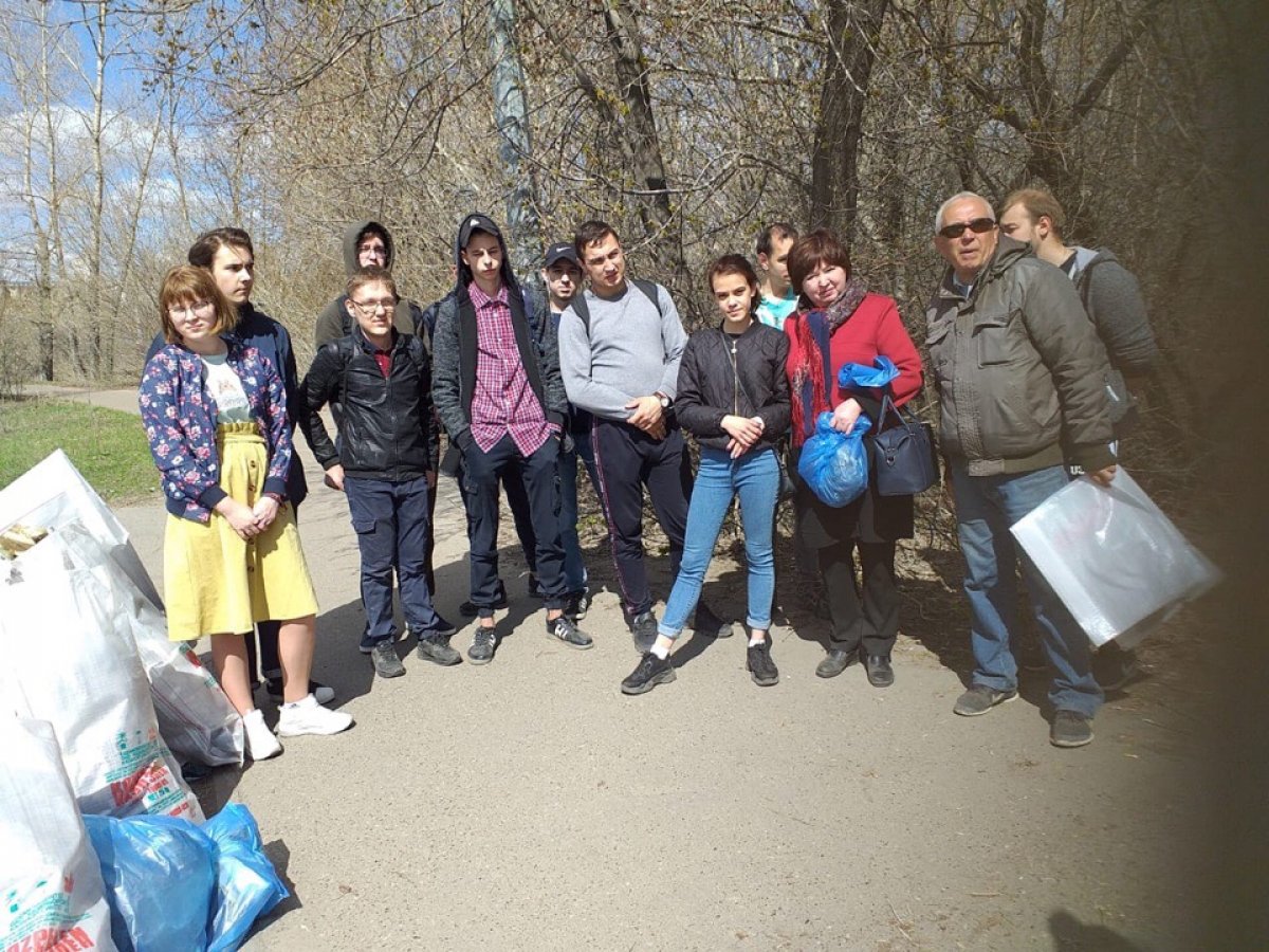 Сегодня студенты нашей Академии 2 курс ФСПО и 3 курс ГЮФ провели очередной субботник на территории парка Урицкого