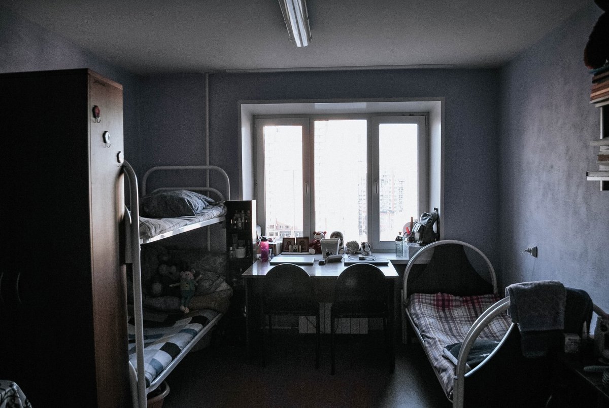 Сегодня в объектив нашего фотографа шестое общежитие. Оцените, как отличаются атмосферы в мужских и женских комнатах 👫