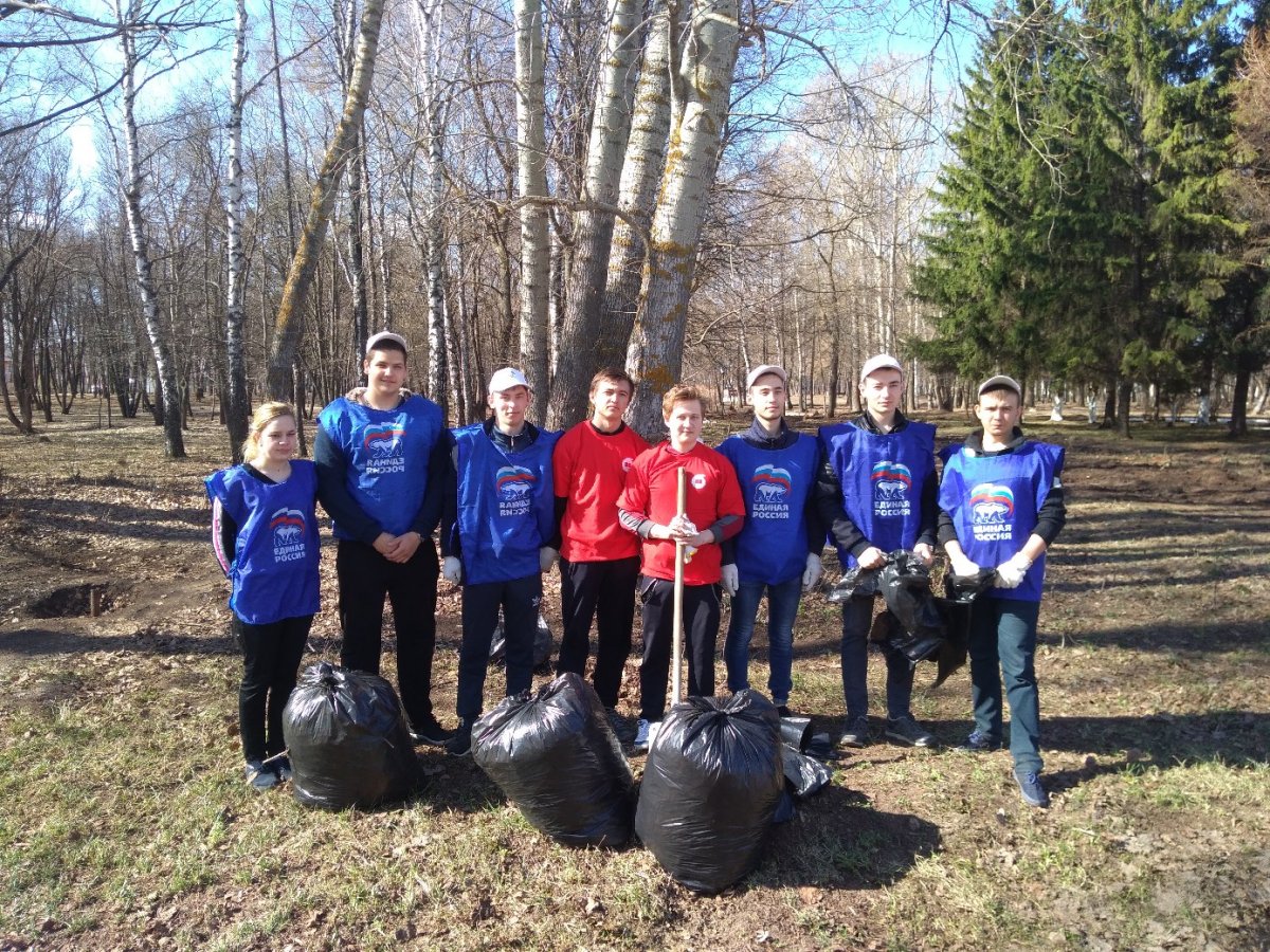 Сегодня студенты Бугульминского филиала "КНИТУ" совместно с активистами ВОО "МГЕР" приняли участие в уборке Парка культуры и отдыха.