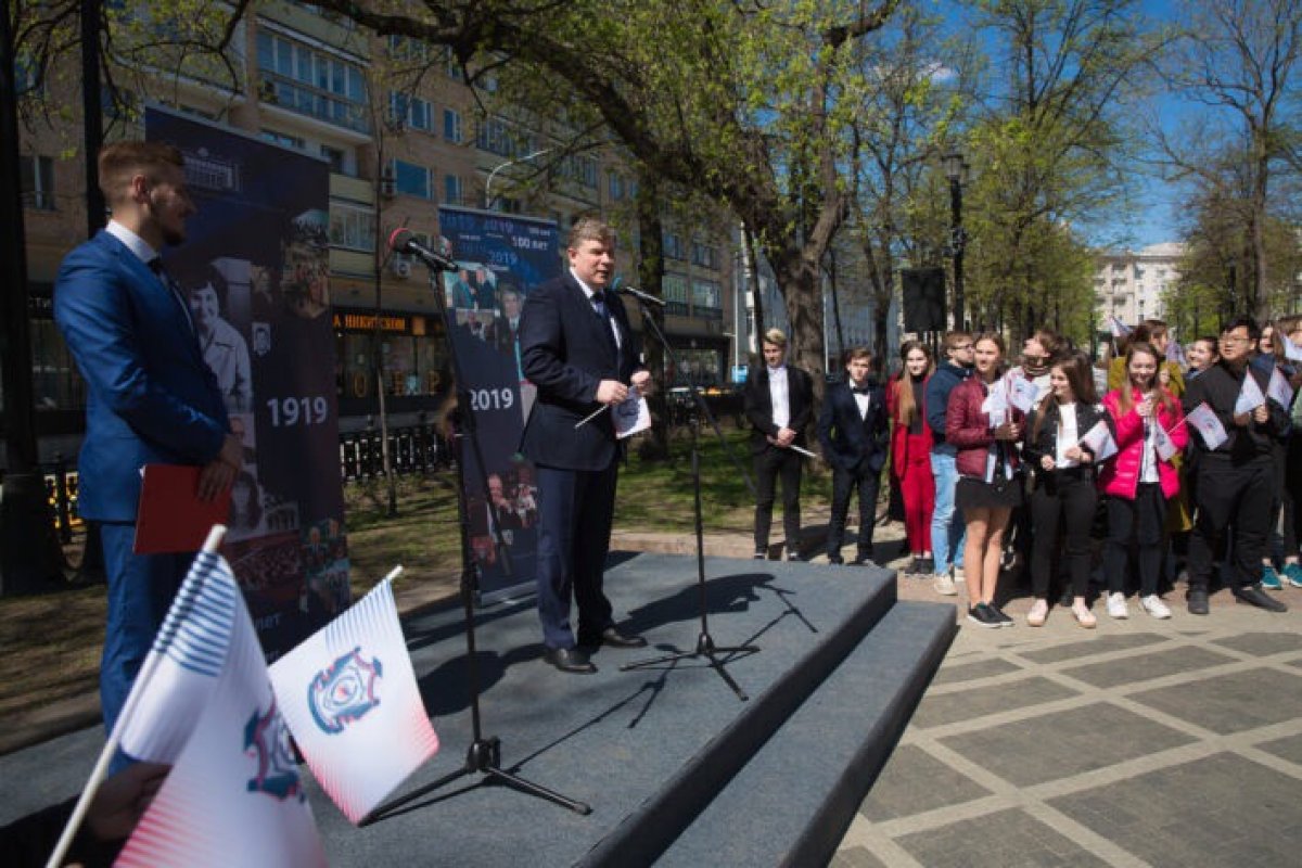 К юбилейной дате Департамент культуры города Москвы и Государственный университет управления 29 апреля открыли специальный выставочный проект на бульварах столицы – «История ГУУ – история России»