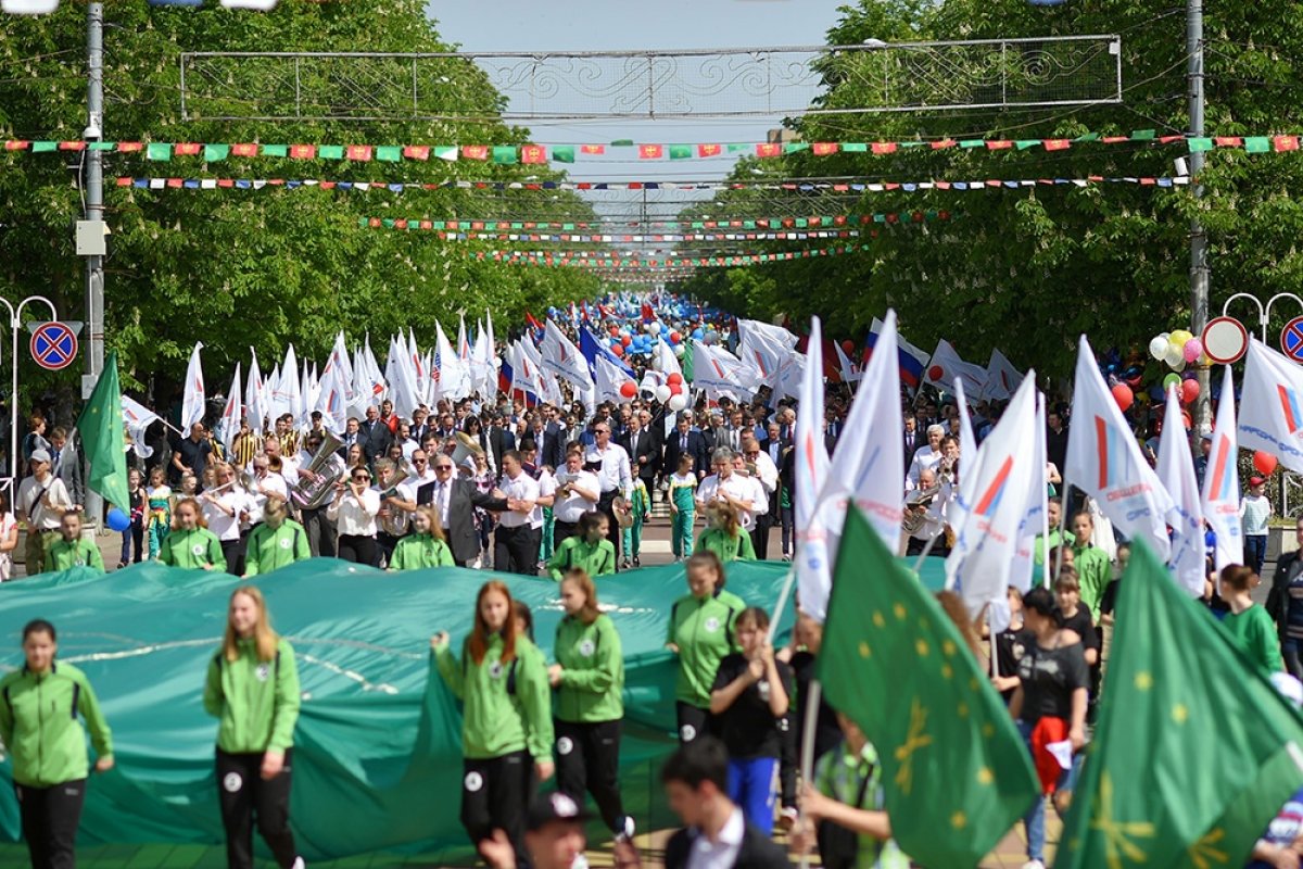 СТУДЕНТЫ И СОТРУДНИКИ МГТУ ПРИНЯЛИ УЧАСТИЕ В ПРАЗДНИЧНОМ ШЕСТВИИ