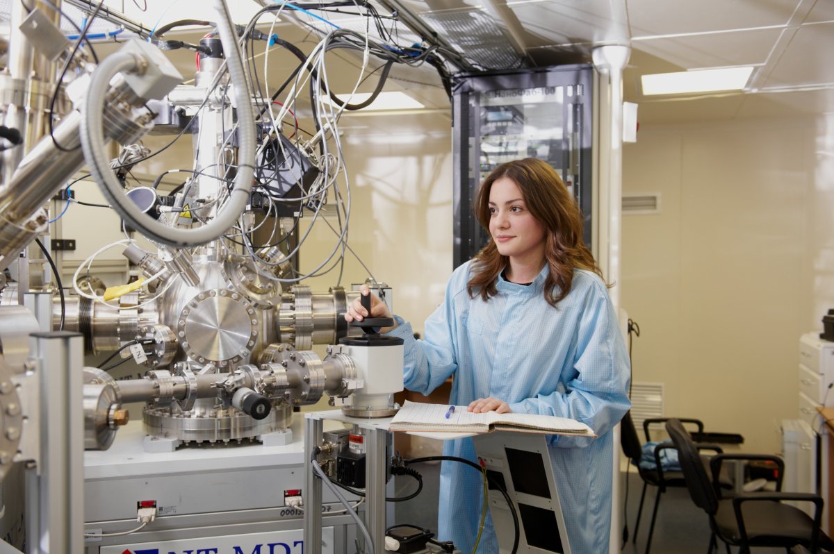 Ты можешь стать автором проекта нагрудного знака для молодых ученых!