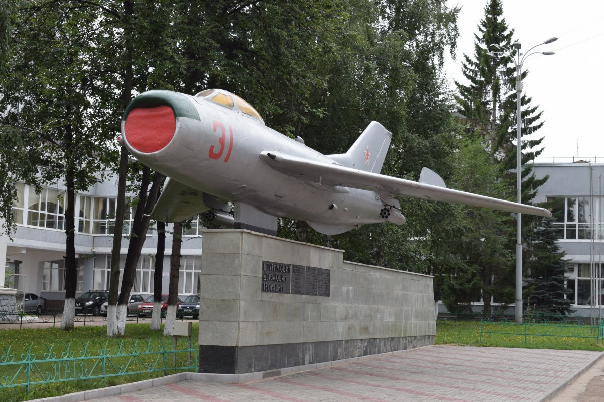 Юбилей самолета-памятника, визитной карточки УГАТУ! Ровно 45 лет назад, 7 мая 1974 года на университетской площади был установлен самолет-памятник МиГ-19. Тогда перед первым корпусом собрался весь вуз.