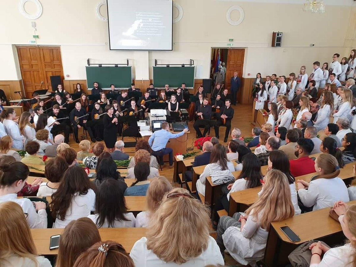 В эти минуты в проходит традиционный митинг, посвященный Дню Победы