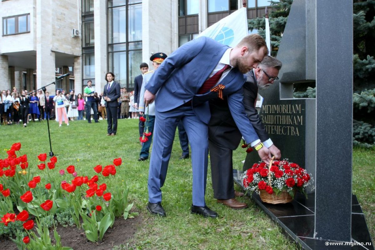 7 мая на площадке внутреннего двора МГИМО вблизи мемориала «Мгимовцам — защитникам Отечества» состоялась традиционная «Вахта Памяти» и концерт «Памяти павших будьте достойны!», приуроченная к 74-й годовщине Победы в Великой Отечественной войне