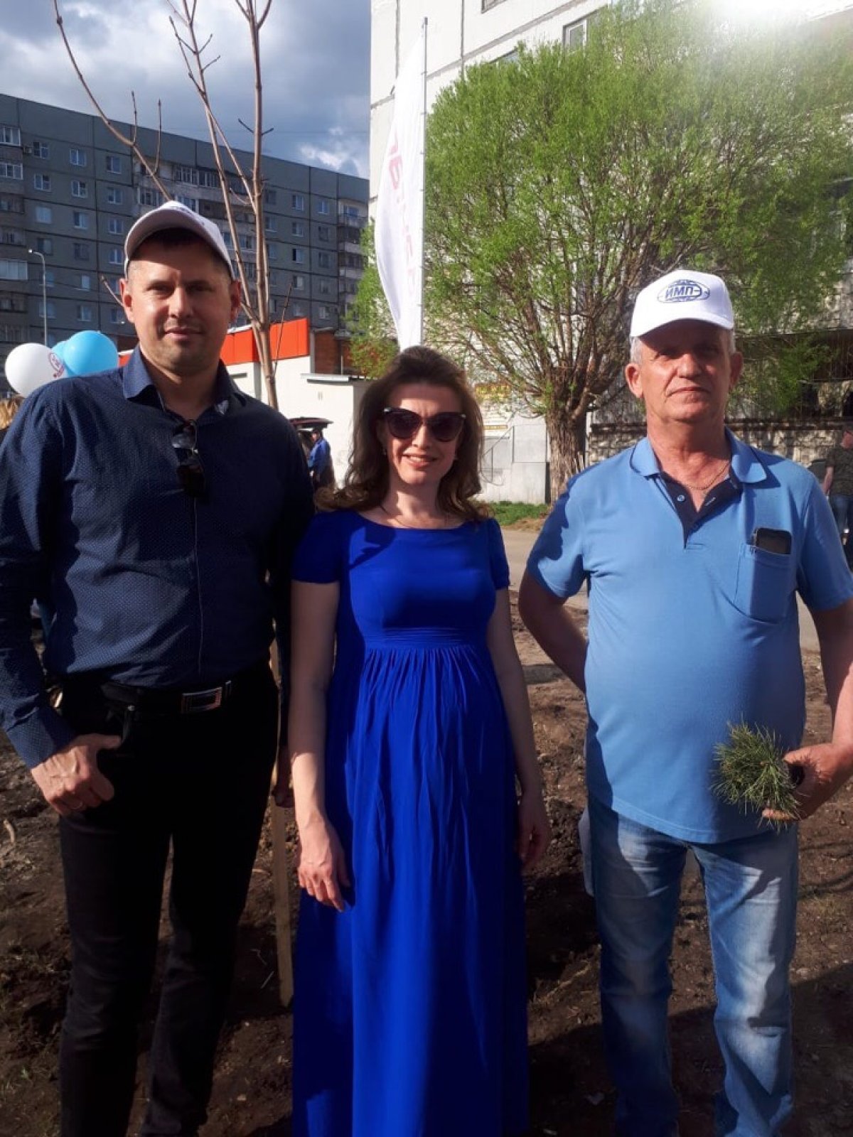 7 мая сотрудники филиала Valentin Suharev и Ярослав Грицив приняли участие в посадке деревьев новой аллеи во !