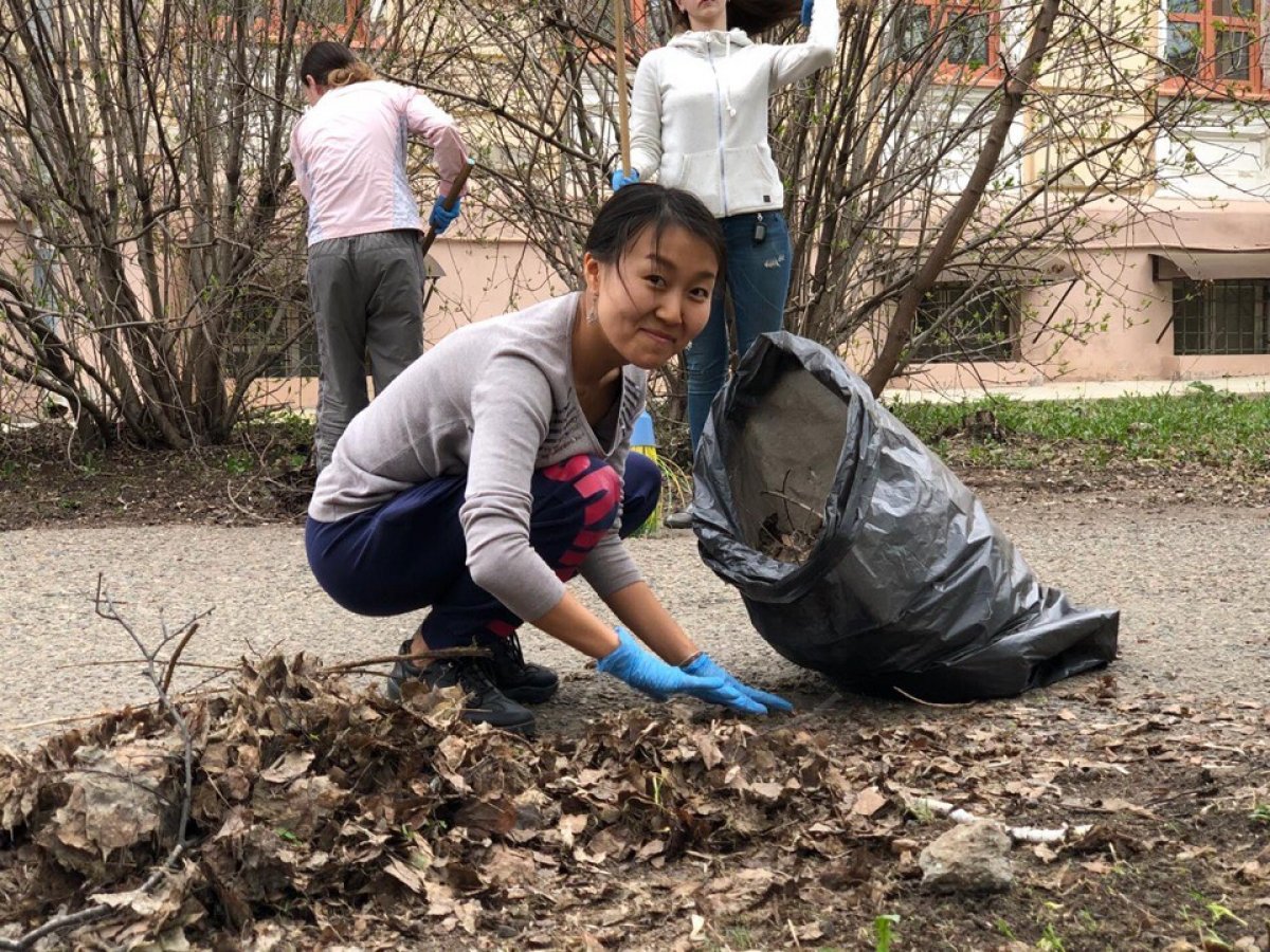 Вместе веселее! 😀 Сегодня дружная команда СибГМУ навела порядок на территории любимого университета