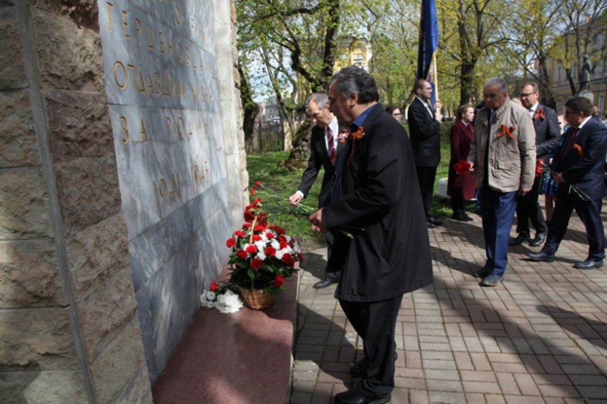 8 мая в РГПУ им. А.И. Герцена состоялась торжественная церемония возложения цветов к Обелиску павшим героям-герценовцам