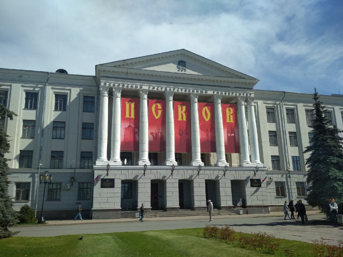 На главном корпусе появились баннеры с изображениями монументов воинской славы Пскова 🇷🇺🏛️