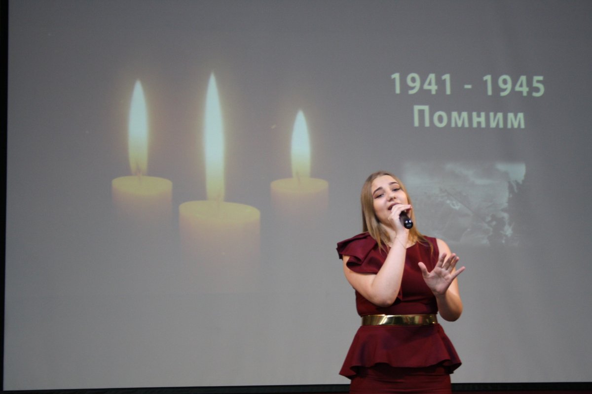 В актовом зале Алтайского филиала Финуниверситета состоялся праздничный концерт, посвященный Дню Победы в Великой Отечественной войне
