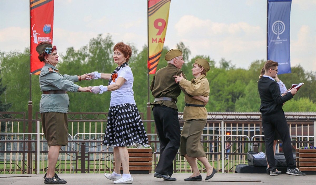 7 мая, в преддверии Дня Победы, рядом с Останкинской телебашней прошел «Бал Победы»