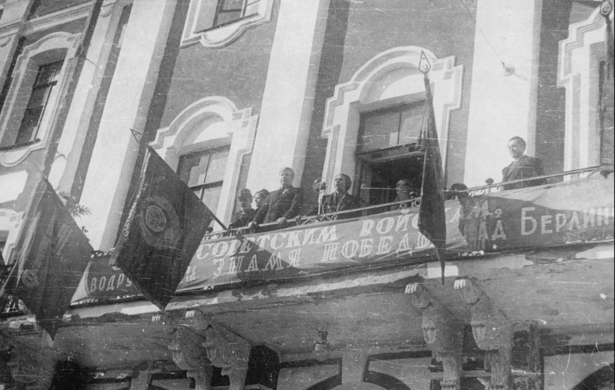 «Уже в три часа ночи с восьмого на девятое мая «Уже в три часа ночи с восьмого на девятое мая