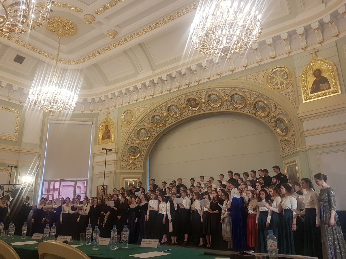 Пока жюри совещается выступает сводный хор V Юбилейного Пасхального хорового фестиваля ПСТГУ