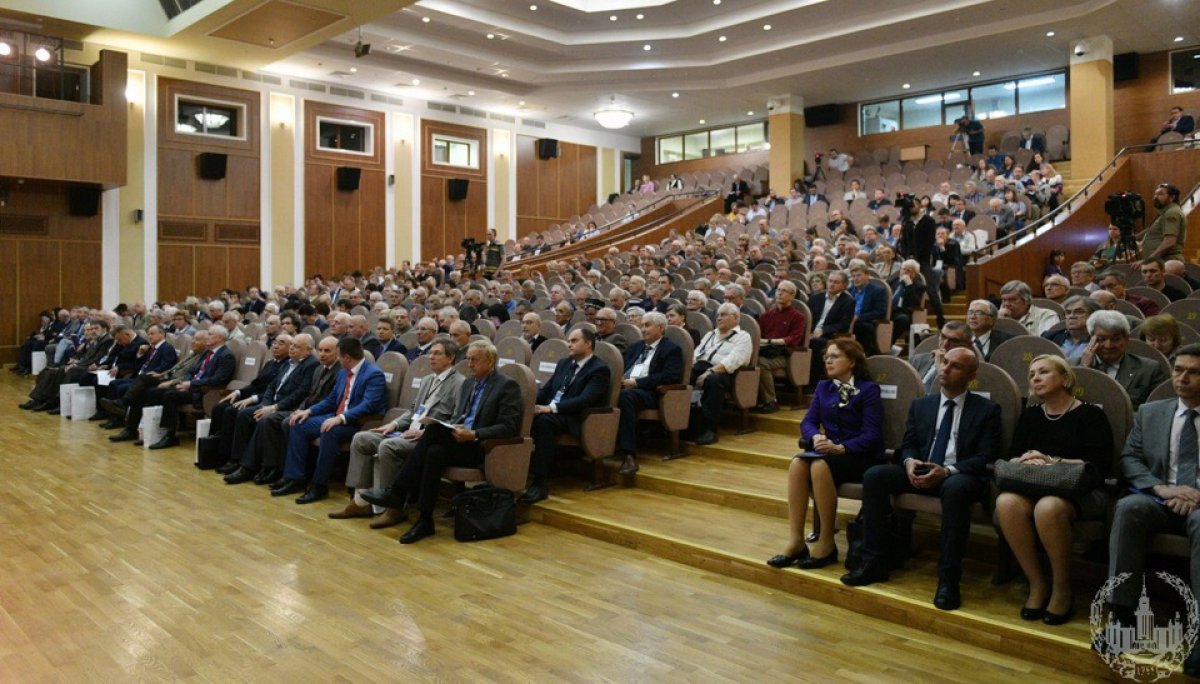 Более 400 делегатов зарубежных и отечественных научных школ механико-математического профиля приняли участие в Международной научной конференции «Современные проблемы математики и механики» - https://bit.ly/2WahU8g
