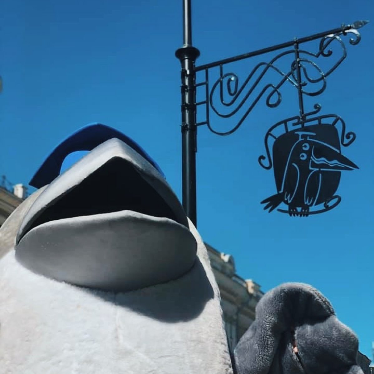 Недалеко от корпуса на Мясницкой, 20 появилась чугунная ворона-флюгер! Её торжественное открытие приурочено к юбилею Евгения Григорьевича Ясина. Правда, потереть её на удачу получится только у самых целеустремленных (и высоких). Недалеко от корпуса на Мясницкой, 20 появилась чугунная ворона-флюгер! Её торжественное открытие приурочено к юбилею Евгения Григорьевича Ясина. Правда, потереть её на удачу получится только у самых целеустремленных (и высоких).