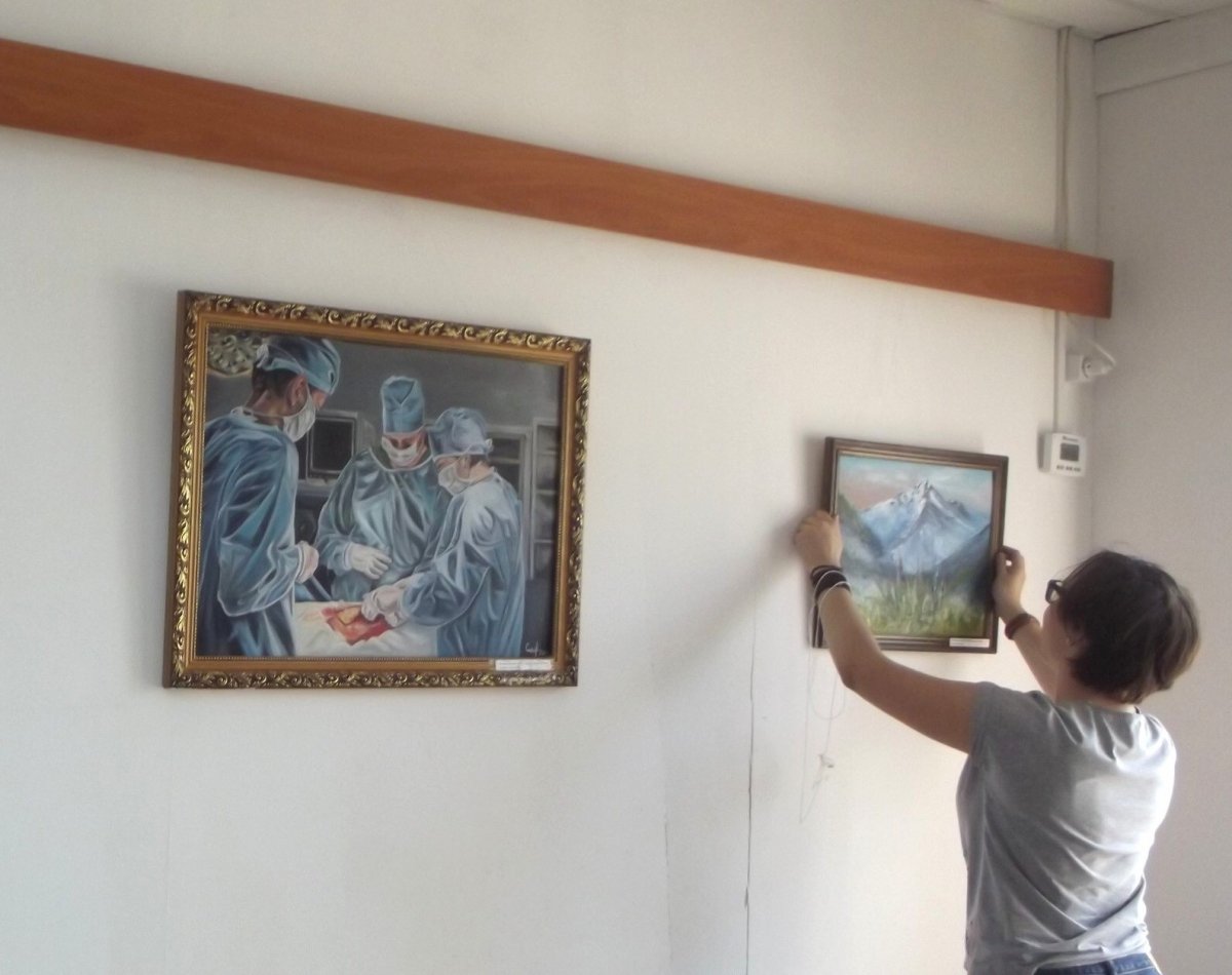 Мастерская-студия им. Жижиленко при ПИМУ ударно поработала в Красных Баках: обновлена выставочная площадка студии в ТЦ "Мичуринский" (ул. Мичурина, 9), а также отреставрированы памятники мемориального комплекса, созданного участниками студии.