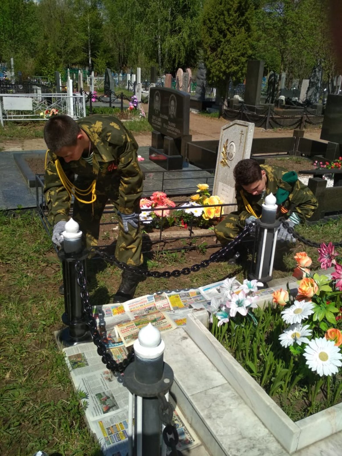 9 мая наши студенты с военным руководителем НХТИ приняли участие в благоустройстве могилы погибшего на Северном Кавказе солдата – бывшего студента НХТИ – Токаева Валентина Александровича.