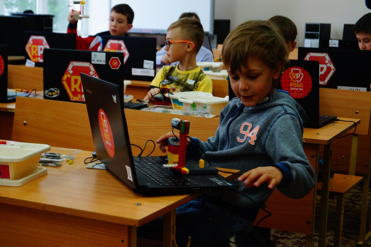 📌Более 300 юных робототехников раскрыли свои таланты на всероссийской олимпиаде в ОмГПУ