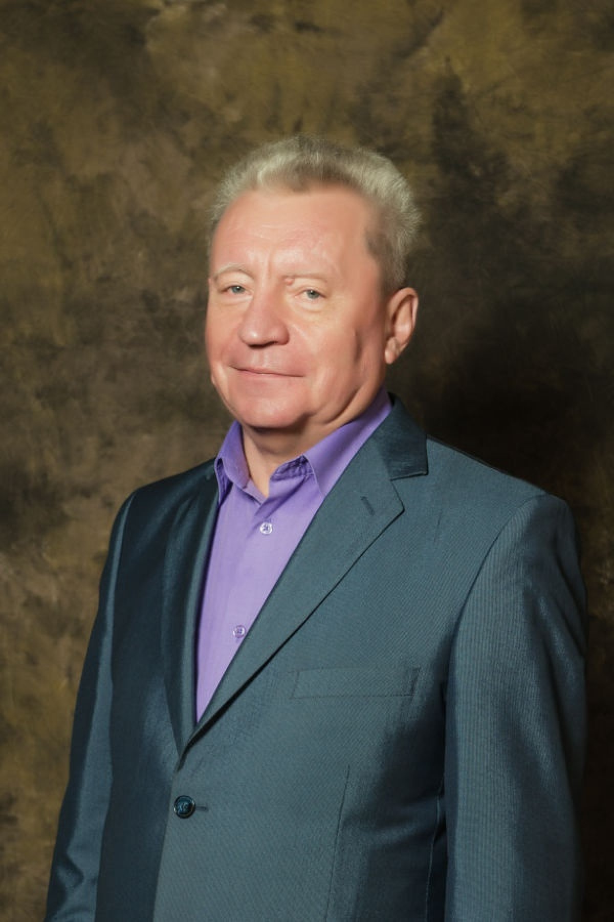 После продолжительной болезни скончался доцент кафедры народных инструментов Новосибирской консерватории Владимир Фёдорович КАЛЁНОВ После продолжительной болезни скончался доцент кафедры народных инструментов Новосибирской консерватории Владимир Фёдорович КАЛЁНОВ