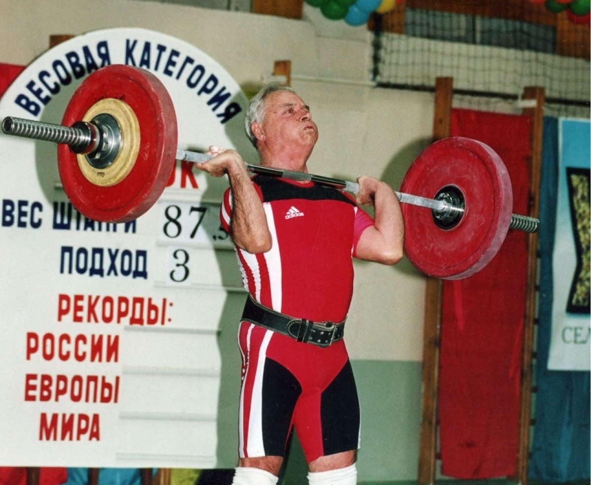 Это Альберт Викторович Коземов - заслуженный тренер по тяжелой атлетике. Он много лет преподавал в ТПУ, вырастил множество талантливых спортсменов и сам выступал на соревнованиях будучи даже в почтенном возрасте