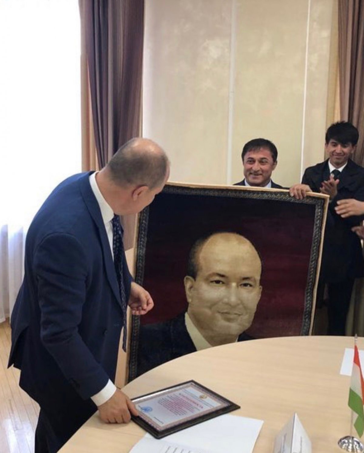 Делегация из Таджикистана чествует ректора Валентина Павлова в предверии Евразийского конгресса урологов