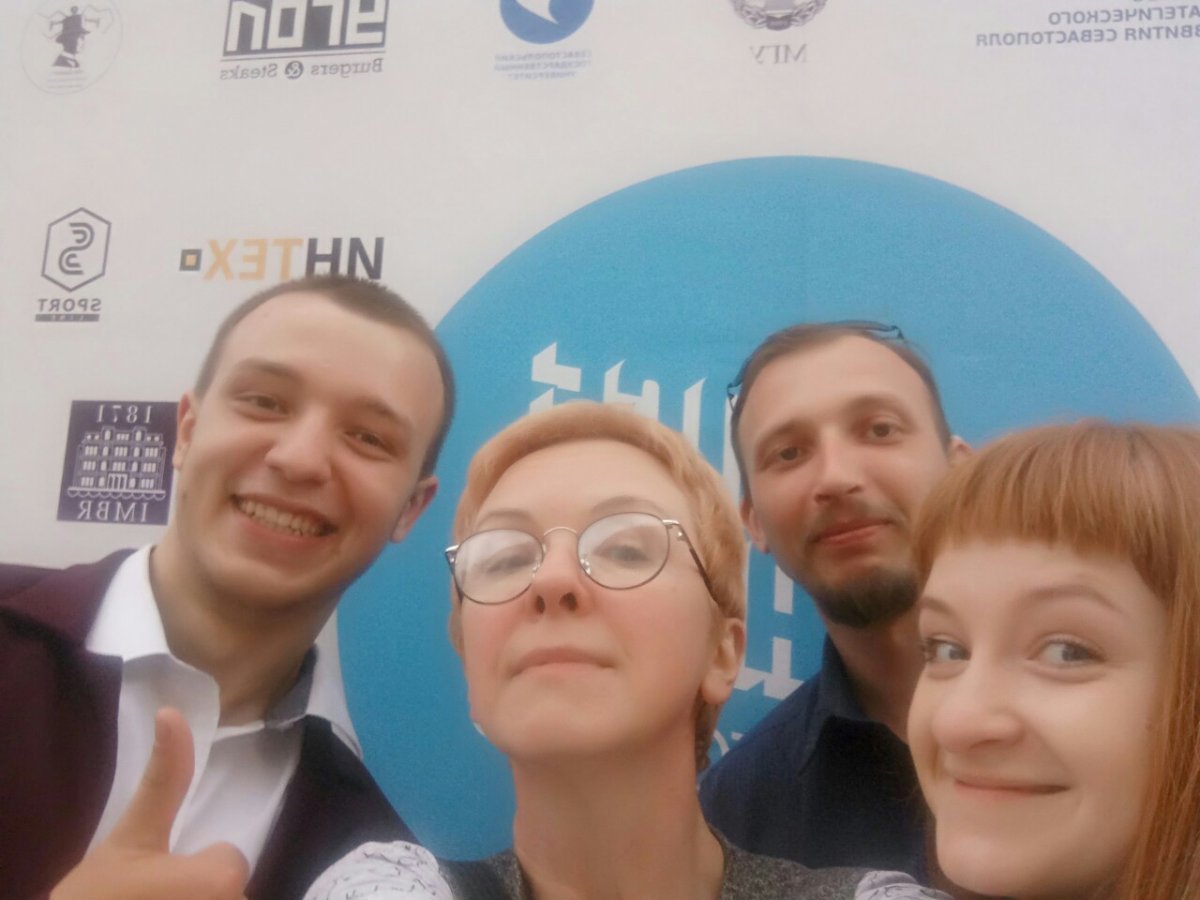 Команда пресс-центра на Science Slam. Болеем за самого юного участника битвы стендаперов от науки Андрея Азарова, нашего замечательно смелого и умного студента-радиотехника. Желаем ему ни пуха ни пера! Удачи. И ...поехали :)