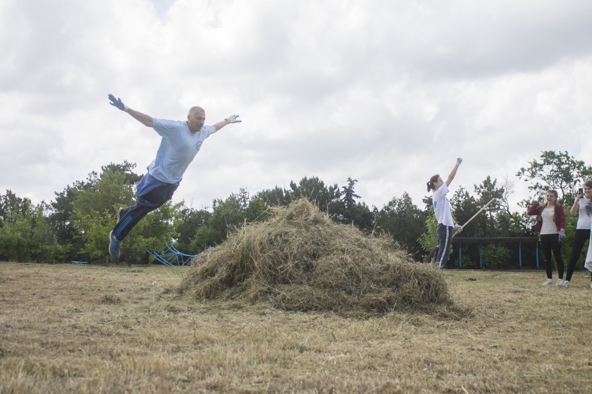 В студенческом оздоровительном лагере «Горизонт» прошел первый в этом году субботник. В преддверии открытия летнего сезона и начала первой в истории арт-смены в порядок привели территорию и пляж. Ребята чистили лагерь от веток и сухой травы
