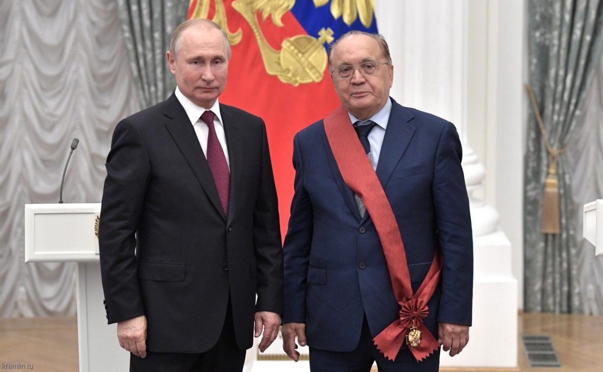 Президент РФ Владимир Путин вручил ректору МГУ Виктору Садовничему орден «За заслуги перед Отечеством» I степени.