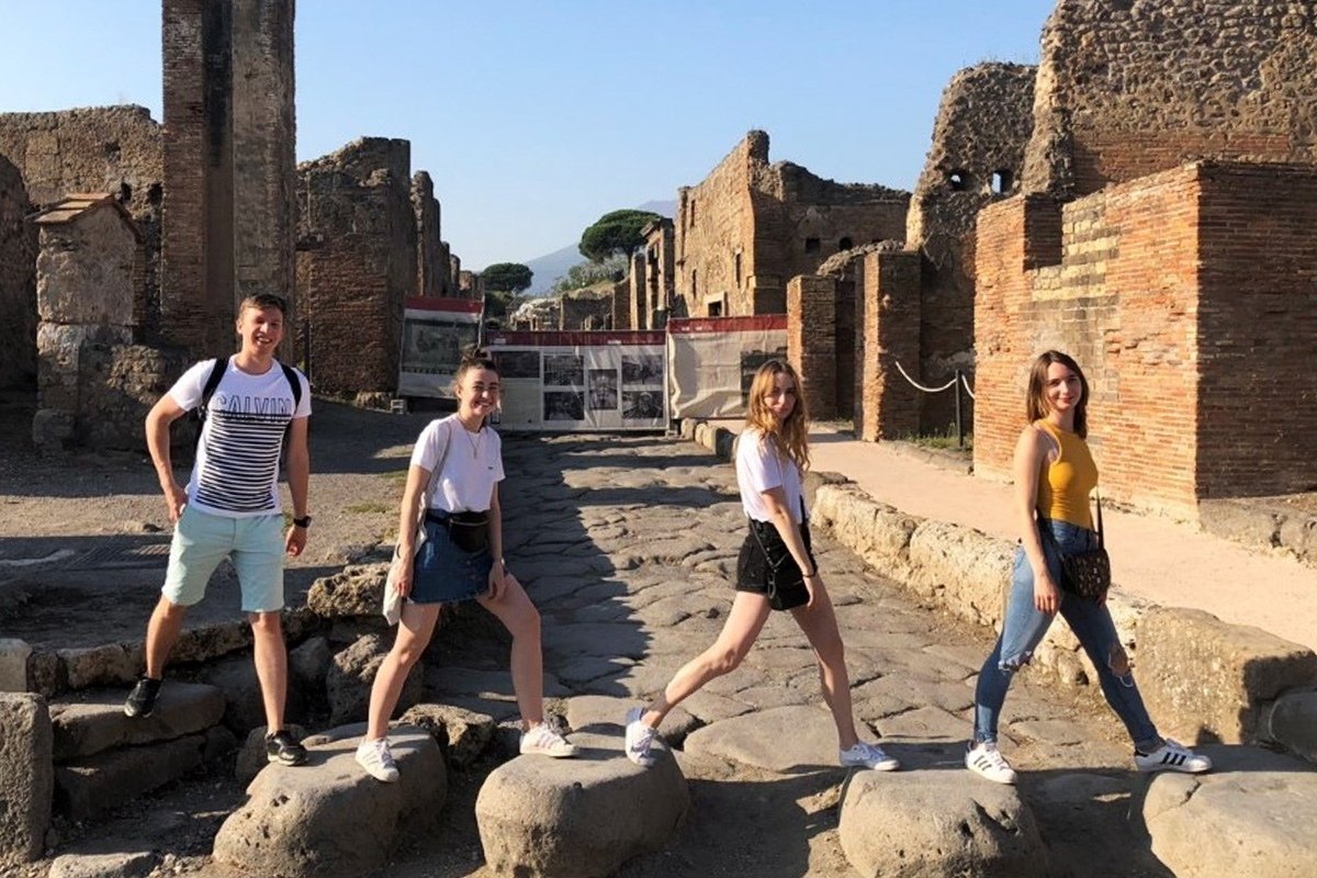 Студентка Любовь Кунина провела семестр по обмену в Италии и рассказала, как искать жилье в Риме, что брать с собой и почему при знакомстве с другими студентами могут возникнуть сложности: https://vk.cc/9mVCfi