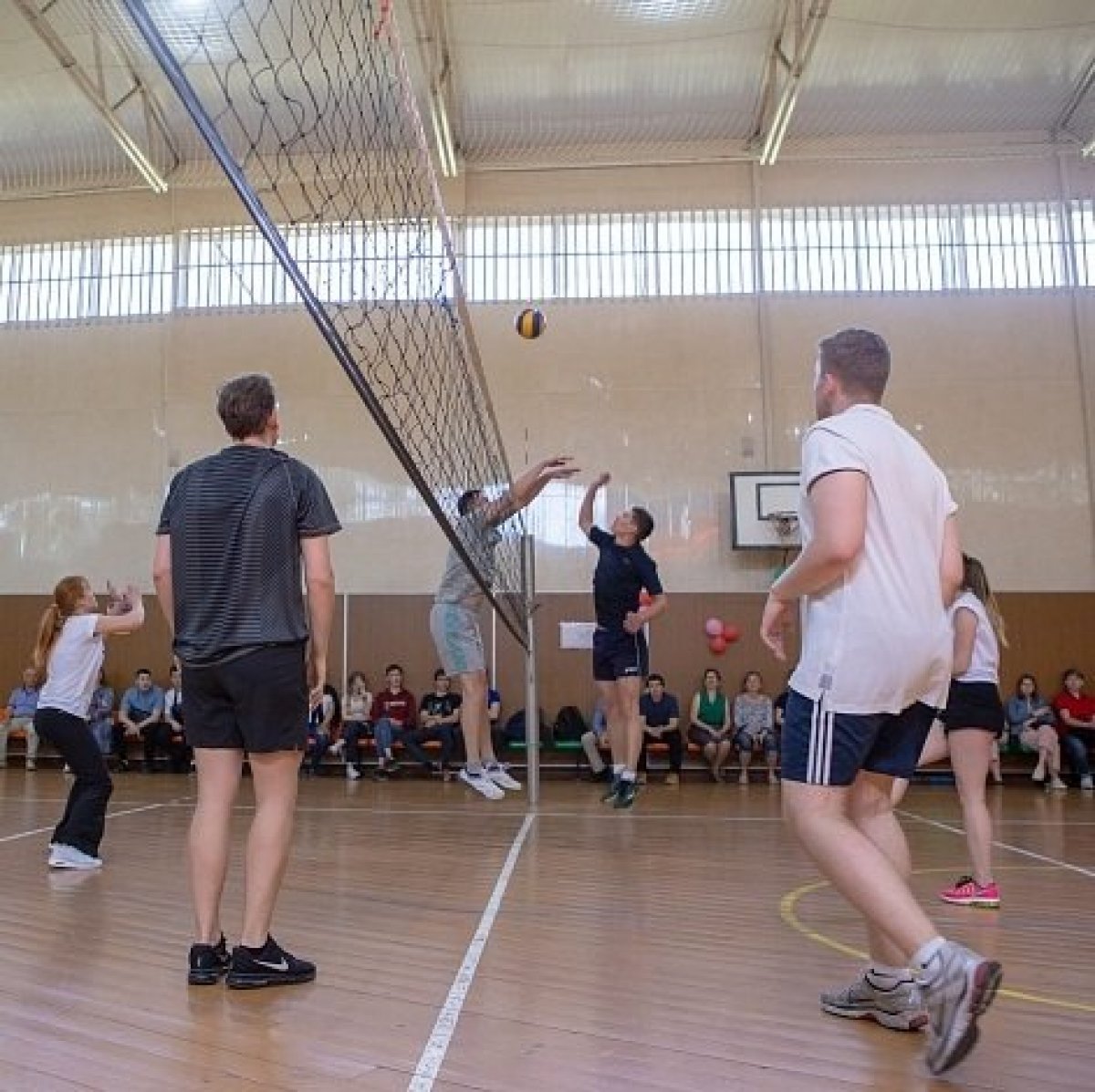 30 мая в спортивном комплексе РУК прошла игра по волейболу. В матче встретились команды студентов со сборной преподавателей 30 мая в спортивном комплексе РУК прошла игра по волейболу. В матче встретились команды студентов со сборной преподавателей