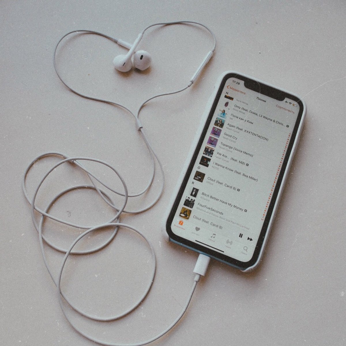 Продолжаем знакомить вас с музыкальными вкусами тех, кто делает для вас контент 😉