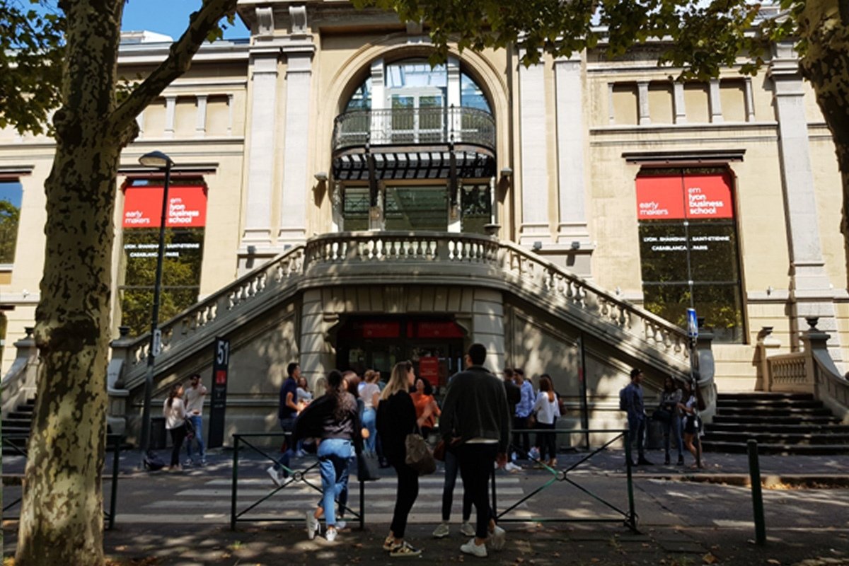 Проведя семестр по обмену во Франции, студент Линар Марданов поделился интересными фактами о кампусе, местных и общественном культе еды: https://vk.cc/9py0Ea